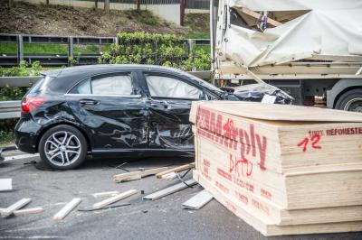 Kirchheim: Pkw verursacht schweren Unfall auf der A8 und fluechtet